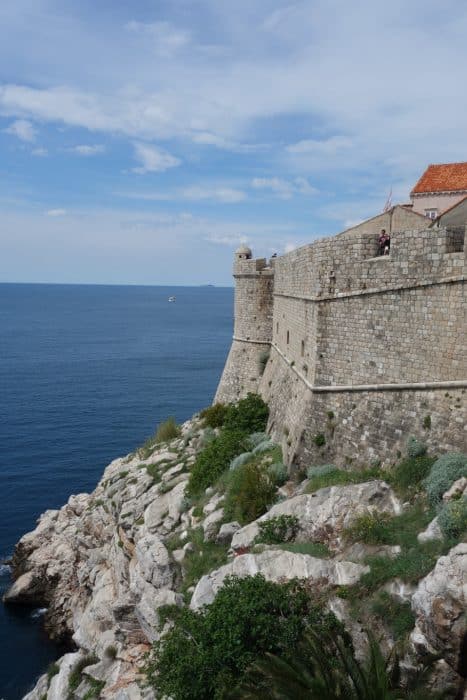 Stepping back in time and walking the Dubrovnik city walls, Croatia. How much does it cost to visit the Dubrovnik walls, how long goes it take, entrances, gates, croatia, view, is it worth it, what is it like, adriatic, things to do in Dubrovnik, not to miss