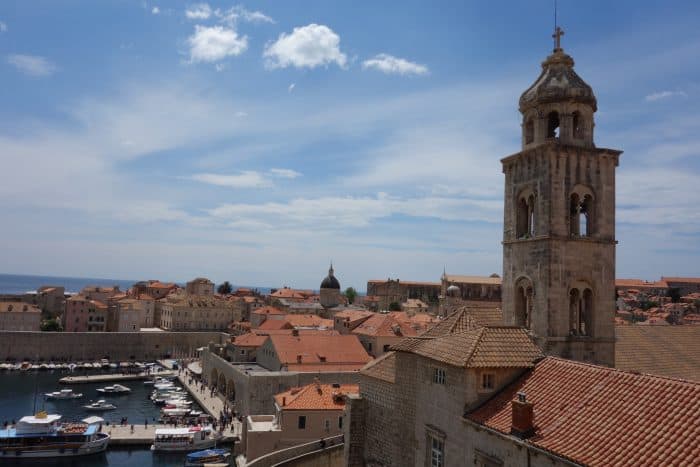 Stepping back in time and walking the Dubrovnik city walls, Croatia. How much does it cost to visit the Dubrovnik walls, how long goes it take, entrances, gates, croatia, view, is it worth it, what is it like, adriatic, things to do in Dubrovnik, not to miss