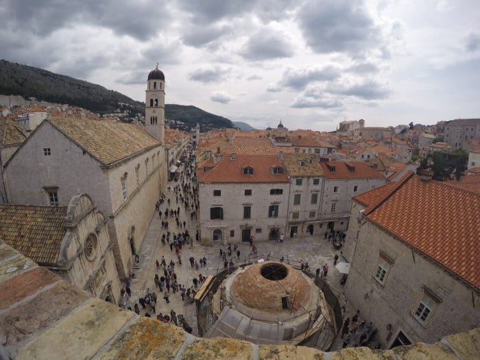 Stepping back in time and walking the Dubrovnik city walls, Croatia. How much does it cost to visit the Dubrovnik walls, how long goes it take, entrances, gates, croatia, view, is it worth it, what is it like, adriatic, things to do in Dubrovnik, not to miss