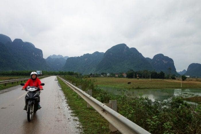 Riding around the amazing Phong Nha National Park: Exploring the worlds largest caves and the jungle lined Ho Chi Minh Trail. Phong Nha Ke Bang, Motorbike, Ho Chi Minh trail, Khe San, how to ride to Phong Nha, should I take extra petrol in vietnam on a motorbike, scooter, villages, trails, Can I get from Hue to Phong Nha, Hue, Riding, Route, Caves, Dark Cave, Hang En, Paradise cave, expensive, tours, Biggest cave in the world, Son Doong