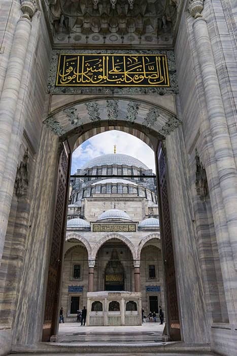 alternatives things to do in Istanbul, other mosques to see in Istanbul, alternatives to the blue mosque, suleymaniye blue mosque, Better than the blue Mosque, Blue Mosque vs Suleymaniye Mosque, other mosques to see in Istanbul, The Most Beautiful Mosques In Istanbul, best mosque in Istanbul, largest mosque in istanbul, Free things to do in Istanbul, Best places to visit in istanbul, Avoid crowds in Istanbul, underrated places in Istanbul, best kept secrets istanbul, secret things to do in Istanbul, Cool things to do in Istanbul, Istanbul travel guide, Unusual things to do in Istanbul istanbul, turkey, turkiye, Places to visit in turkey, Best things to do in Istanbul, Places to visit in istanbul, istanbul sightseeing, best places to visit in istanbul, best place to stay in istanbul, istanbul tourist attractions, where to go in istanbul, activities in istanbul, top things to do in istanbul, city on two continents, best places in Turkey, best mosques in the world, islam, islamic architecture, Constantinople, Istanbul history, wooden houses Istanbul, alternative neighbourhoods Istanbul, ottoman architecture, street photography Istanbul, photo journalism Istanbul, largest mosques in the world, oldest mosques in the world, 