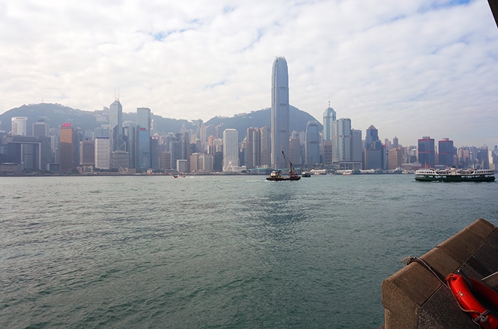 View over to Kowloon from Hong Kong island, Backpacking in Hong Kong for backpackers, Backpackers guide to Hong Kong, Hong Kong on a budget trip 