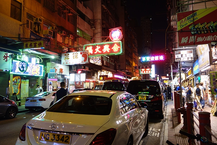 A busy and bright hong kong street at night, Backpacking in Hong Kong for backpackers, Backpackers guide to Hong Kong, Hong Kong on a budget trip 