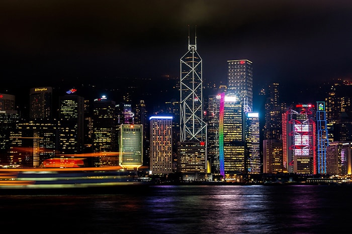 Victoria harbour lit up at night, Backpacking in Hong Kong for backpackers, Backpackers guide to Hong Kong, Hong Kong on a budget trip 