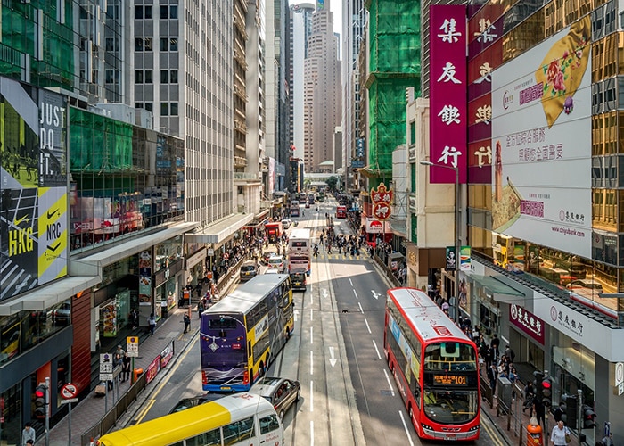 Trams and buses on a crowded Hong Kong street, Backpacking in Hong Kong for backpackers, Backpackers guide to Hong Kong, Hong Kong on a budget trip 